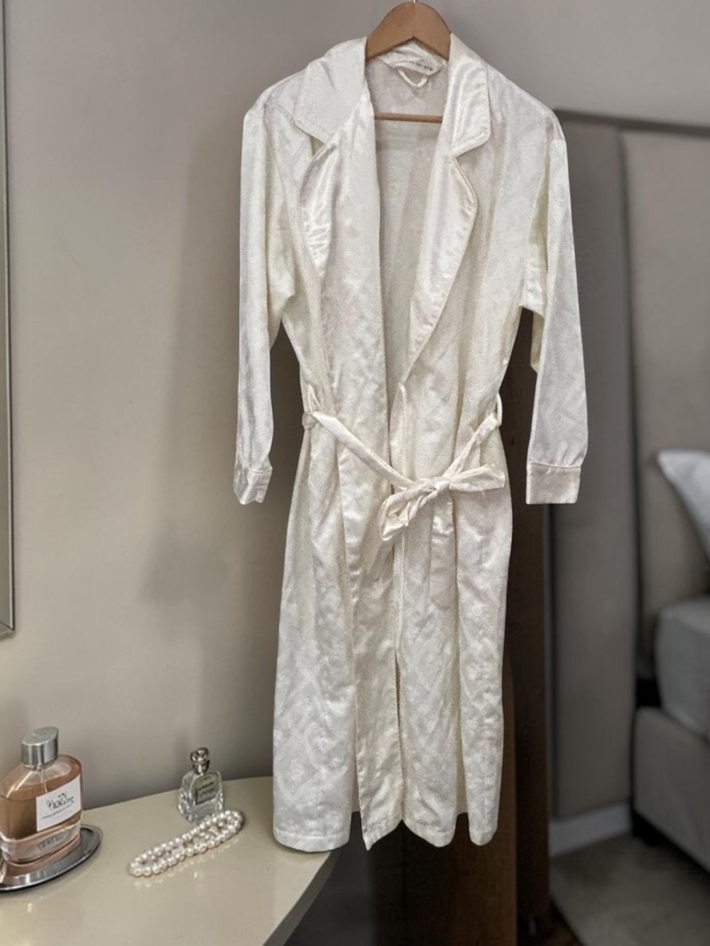 Victoria's Secret Vintage White Robe Belted Size XS/S Long Sleeve Floral